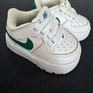 Nike Kids Sneakers in White and Green